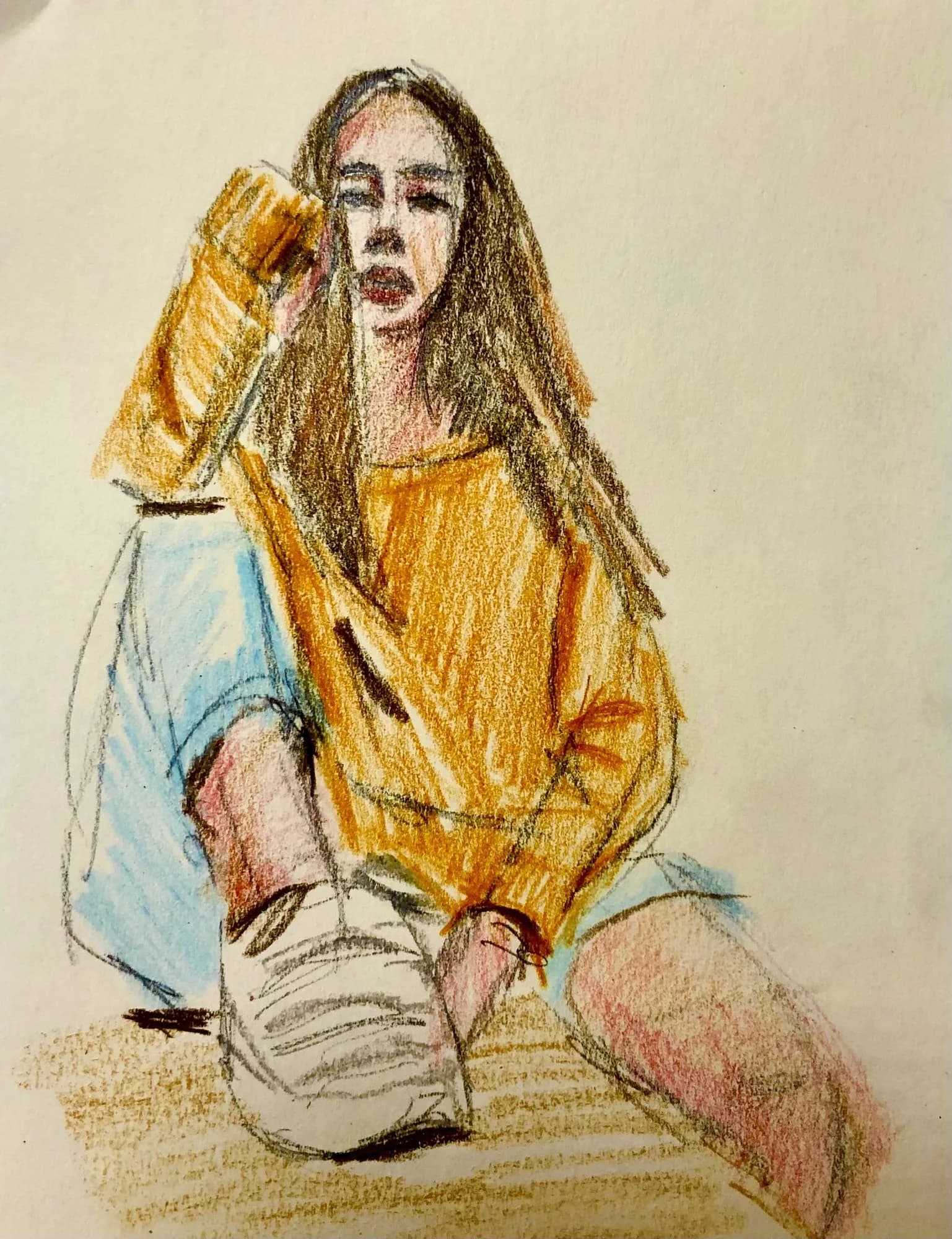 Farbstiftzeichnung einer sitzenden jungen Frau in gelbem Pullover und blauer Jeans.