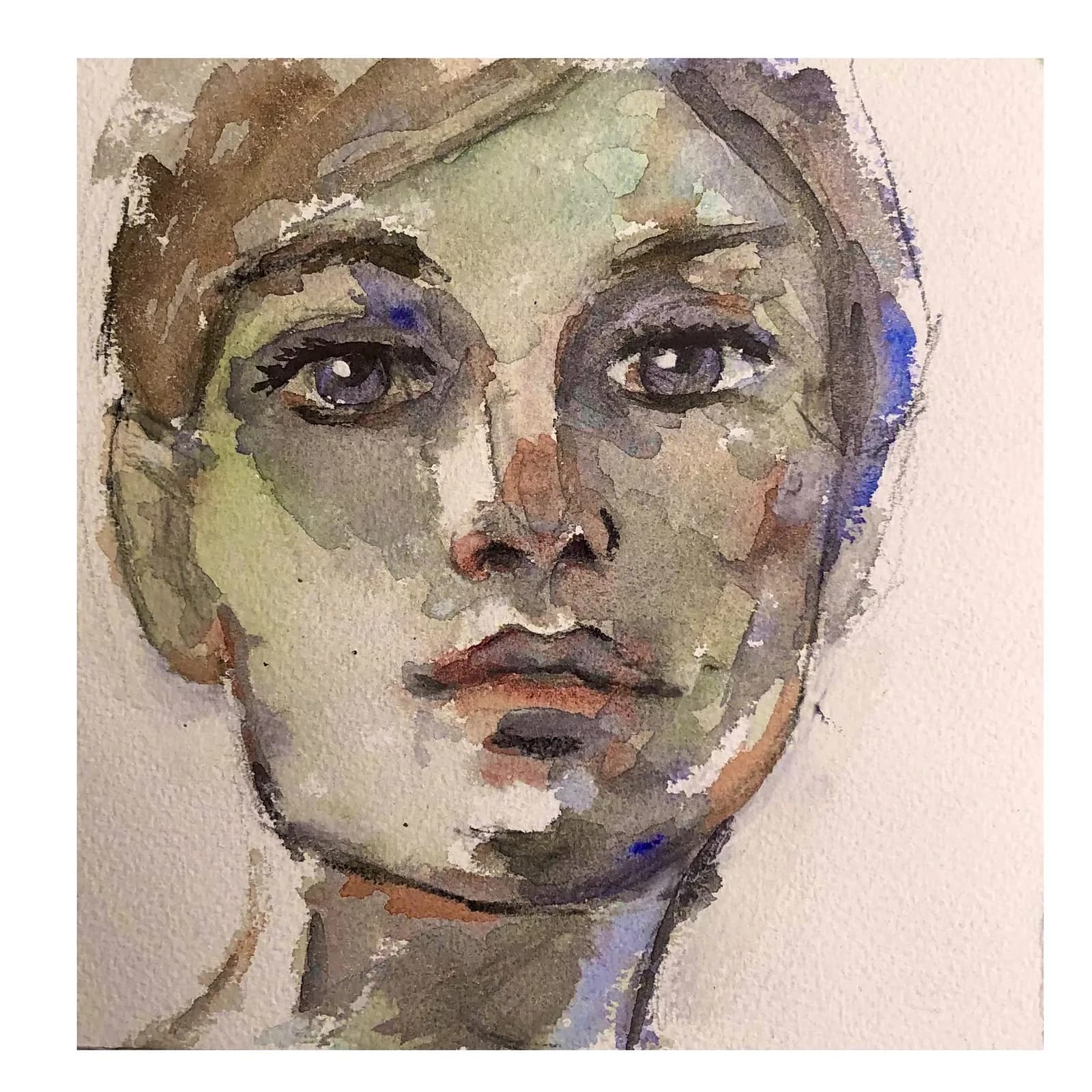 Aquarellporträt eines Gesichts in gedämpften Grün- und Violetttönen.
