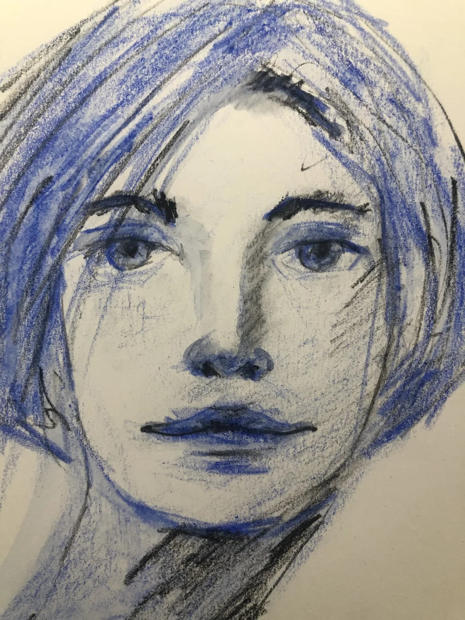 Porträtskizze eines Gesichts in Blau- und Schwarztönen, mit Kohle und Farbstift gezeichnet.